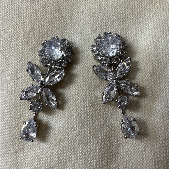 Elegant Silver Crystal Drop Earrings - Picture 3 of 4